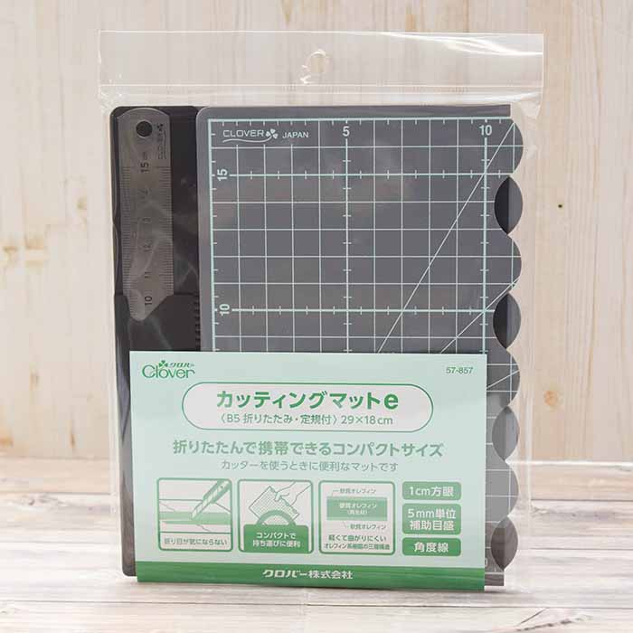 クロバー カッティングマットe 【B5折りたたみ・定規付】29×18cm生地の