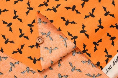 すこんぶページ② USAコットンシーチングプリント生地 TOOCUTE TO SPOOK コウモリ